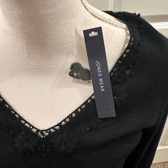 New v-neck Jones Wear size large dress knit shirt with floral details at neck - Picture 4 of 4